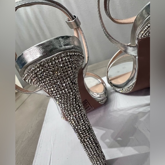 Beautiful silver heels - Picture 7 of 11